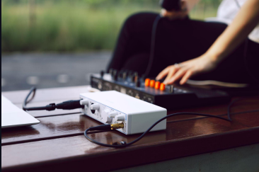 MiniFuse 2 OTG utilizada en exterior conectada a instrumentos y portátil