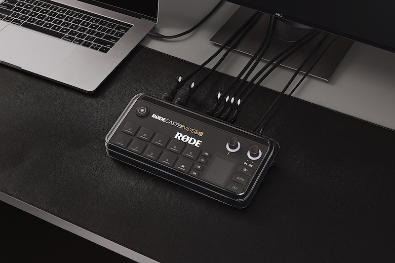 HDMI-10 de RØDE en un entorno de producción de vídeo junto a la RØDECaster Video S protegida con RØDECover