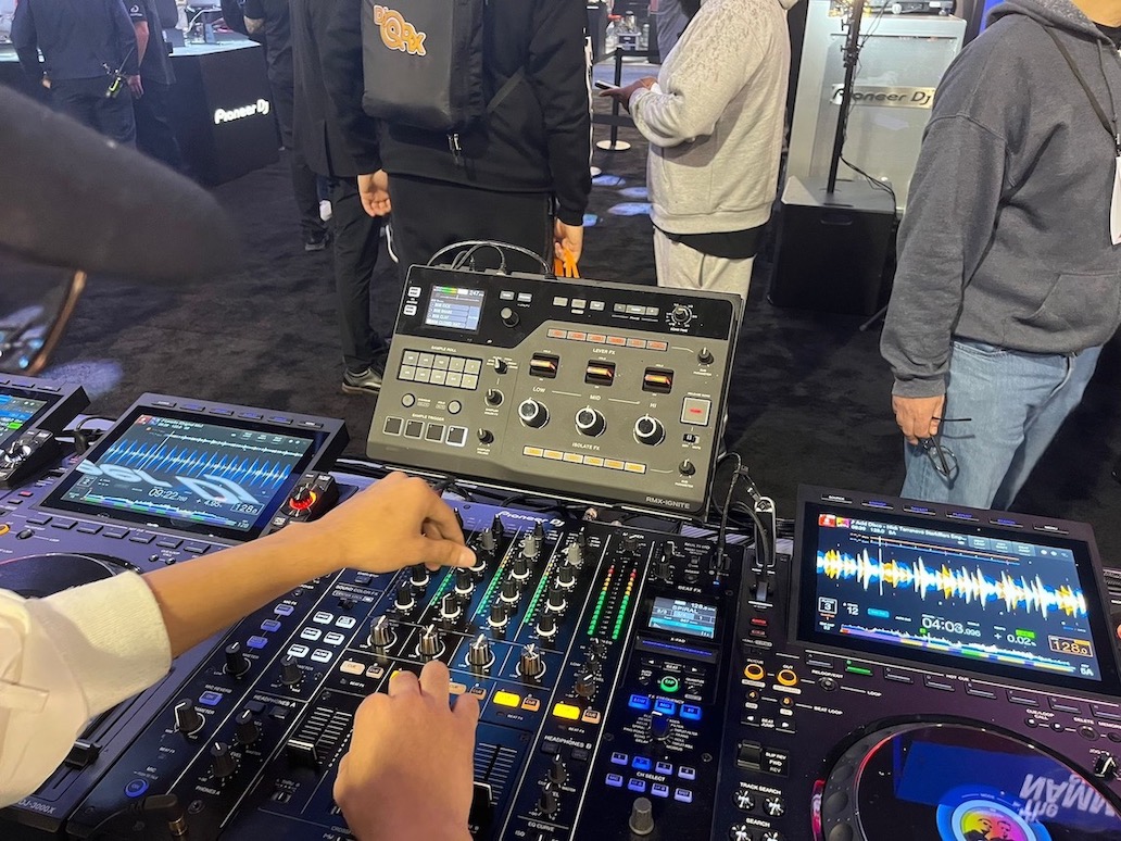 NAMM 2026 AlphaTheta RMX-IGNITE aplicado en cabina DJ