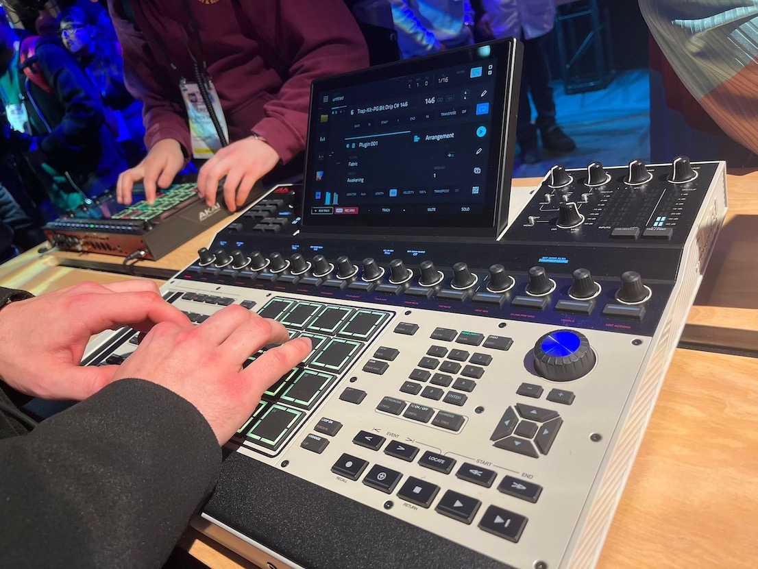 Akai MPC XL detalle de controles físicos y pantalla táctil