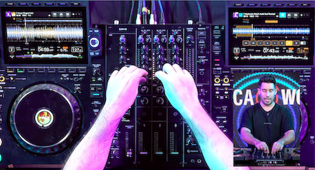 AlphaTheta DJM-V5 ajustando la ecualización y el compresor por canal durante una mezcla en directo
