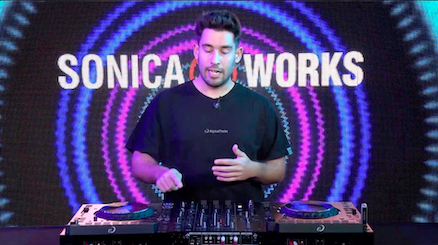 AlphaTheta DJM-V5 presentado por Mateo, aka Kanedo, durante la review en vídeo de sonicaWorks