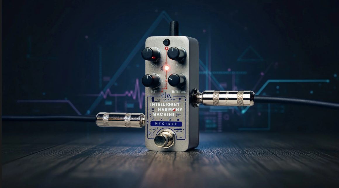 armonizador compacto Electro-Harmonix Pico Intelligent Harmony Machine en uso dentro de un setup creativo de directo y producción