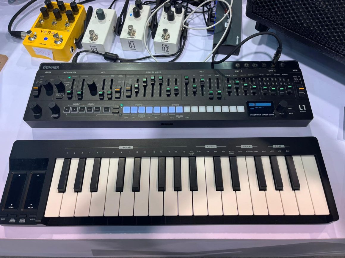 Donner en NAMM Show 2026 con el sintetizador Essential L1 y el teclado KB-32M mostrados como dispositivos independientes dentro del ecosistema ESSENTIAL.