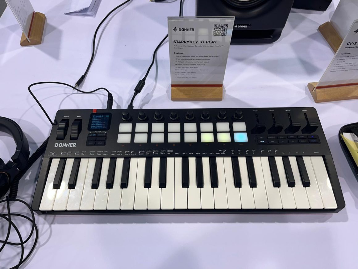 Donner en NAMM Show 2026 con el controlador MIDI STARRYKEY-37 Play expuesto en el stand de la marca.