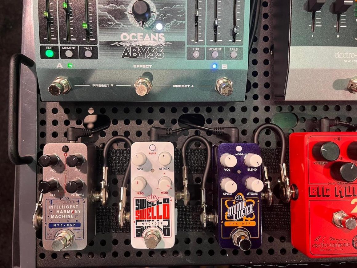 Electro-Harmonix Pico Intelligent Harmony Machine y otros pedales conectados en cadena en NAMM 2026