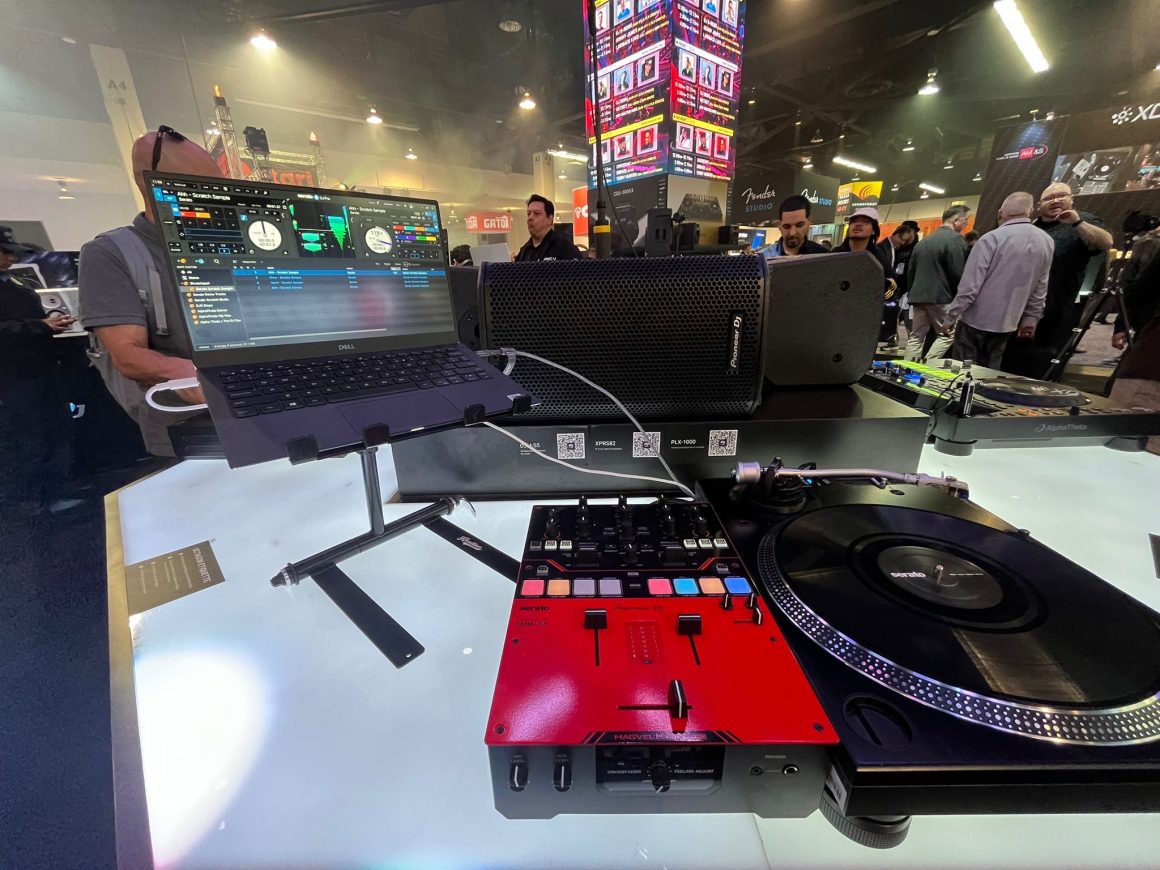 NAMM 2026 AlphaTheta setup DJ híbrido con portátil y plato
