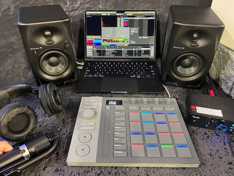 NAMM 2026 AlphaTheta SLAB con Serato Studio en entorno de producción