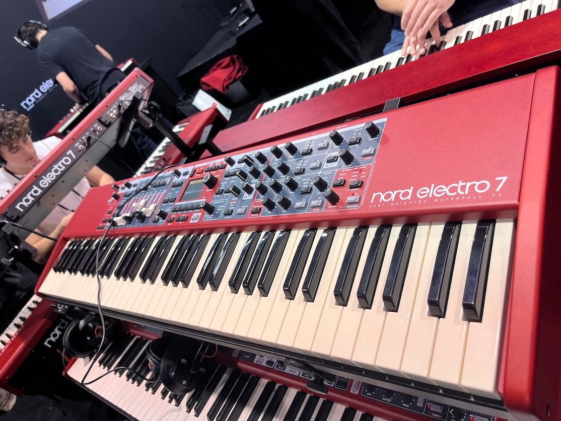 Nord Electro 7 mostrando el panel de control y el teclado en NAMM 2026