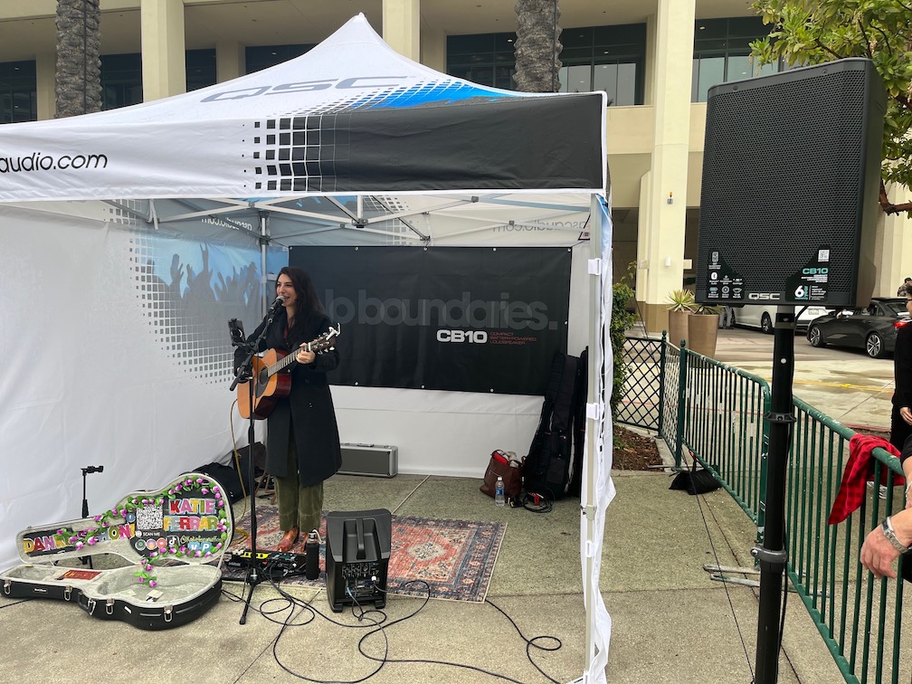 QSC CB10 detalle técnico batería y especificaciones