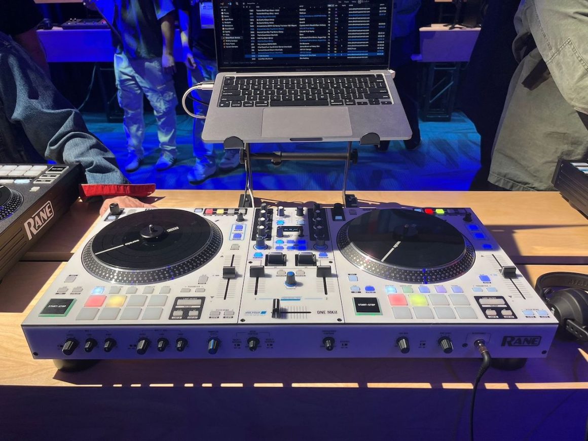 RANE ONE MKII en NAMM 2026 con platos motorizados y pads RGB para DJ
