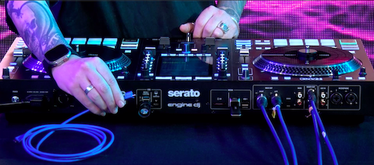 RANE SYSTEM ONE detalle del cable USB con sistema de sujeción para evitar desconexiones en cabina