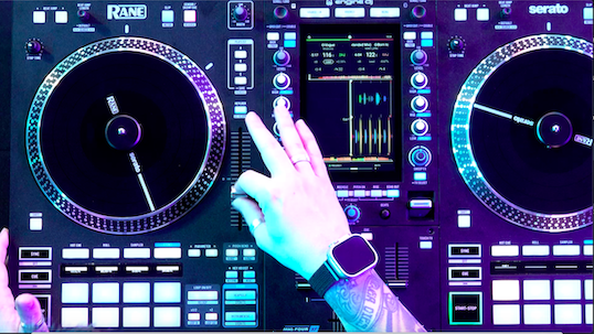 RANE SYSTEM ONE jog motorizado y pantalla central mostrando Engine DJ durante la demo en vídeo