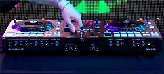 RANE SYSTEM ONE panel frontal mostrando conexiones, entradas y controles explicados durante la review en vídeo