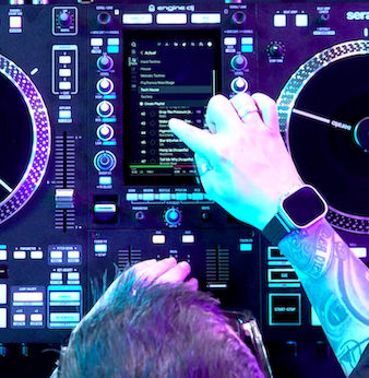 RANE SYSTEM ONE usando la pantalla vertical multitáctil para navegar playlists y cargar pistas