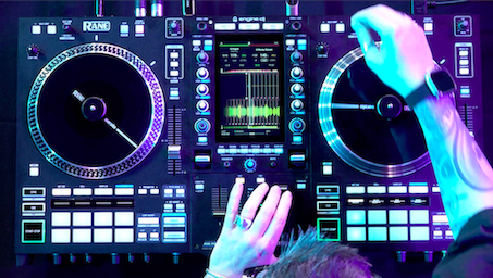 RANE SYSTEM ONE usando Stems sin ordenador mediante la pantalla multitáctil integrada