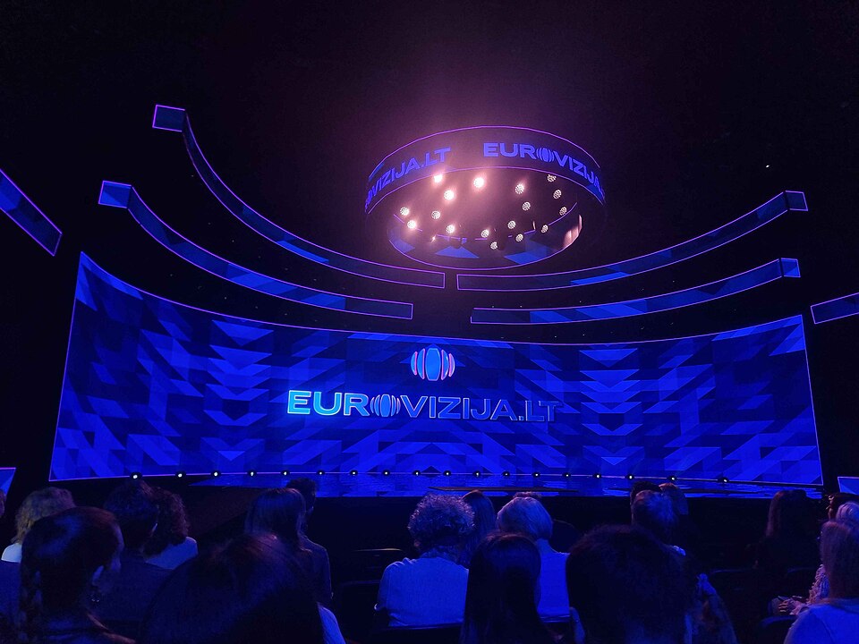 Electrónica experimental en Eurovisión 2026: Look Mum No Computer y la evolución del festival 3 Electrónica experimental en Eurovisión 2026 en escenario de preselección nacional con público y producción LED
