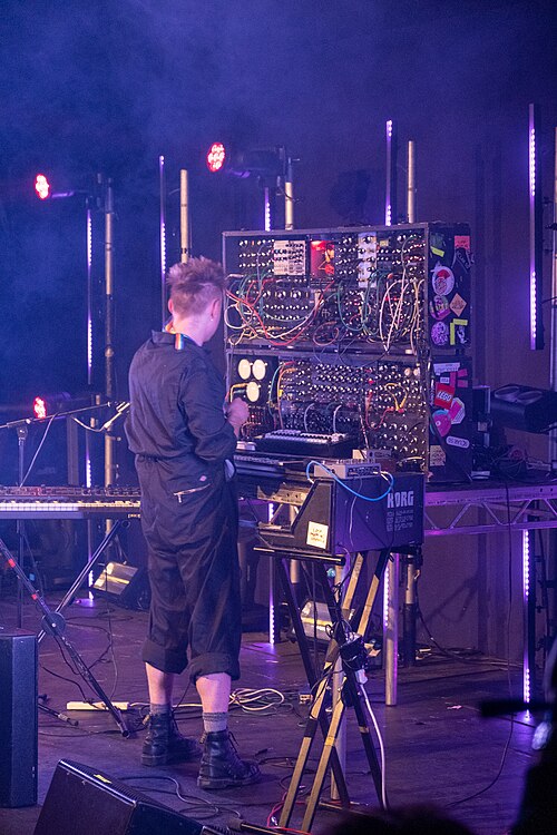Electrónica experimental en Eurovisión 2026: Look Mum No Computer y la evolución del festival 2 Electrónica experimental en Eurovisión 2026 con Look Mum No Computer actuando con sintetizadores modulares en directo