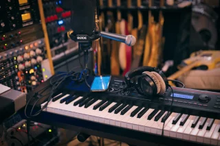 IA producción musical en home studio con teclado MIDI y equipo de grabación