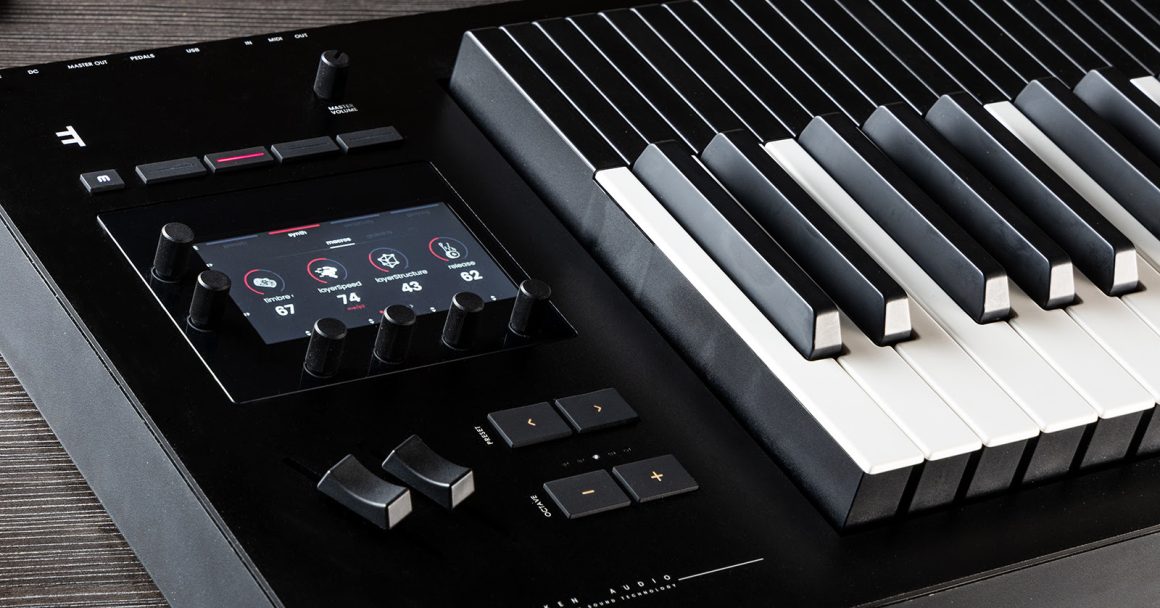 Osmose 49 promoción durante marzo: Softcase oficial gratis 2 Osmose 49 promoción mostrando detalle del teclado MPE y pantalla de control