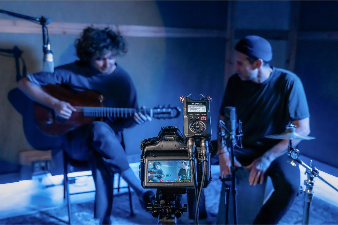 TASCAM DR-40XP: la grabadora que conecta la gama básica con el entorno más pro 2 TASCAM DR-40XP grabadora portátil 4 canales en grabación musical con guitarra y percusión