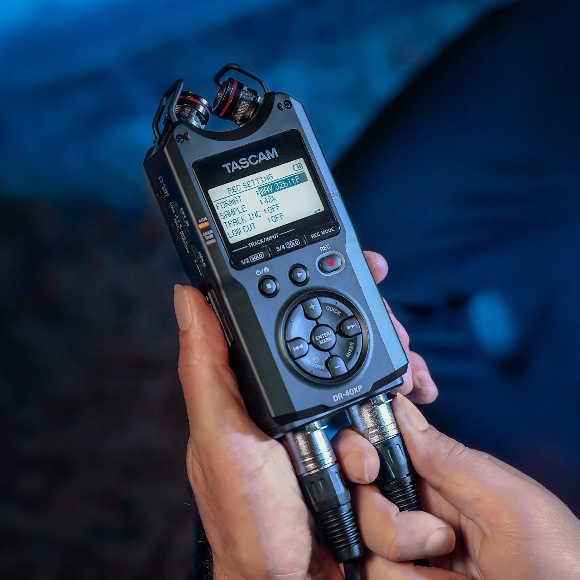 TASCAM DR-40XP: la grabadora que conecta la gama básica con el entorno más pro 3 TASCAM DR-40XP grabadora portátil 32-bit float en uso con conexiones XLR
