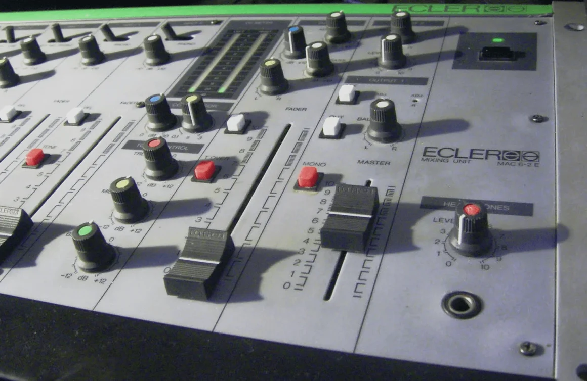 Ecler DJ y la historia de los mixers: así es el documental sobre la marca nacida en Barcelona 6 Ecler DJ y la historia de los mixers con el histórico Ecler MAC 6-2
