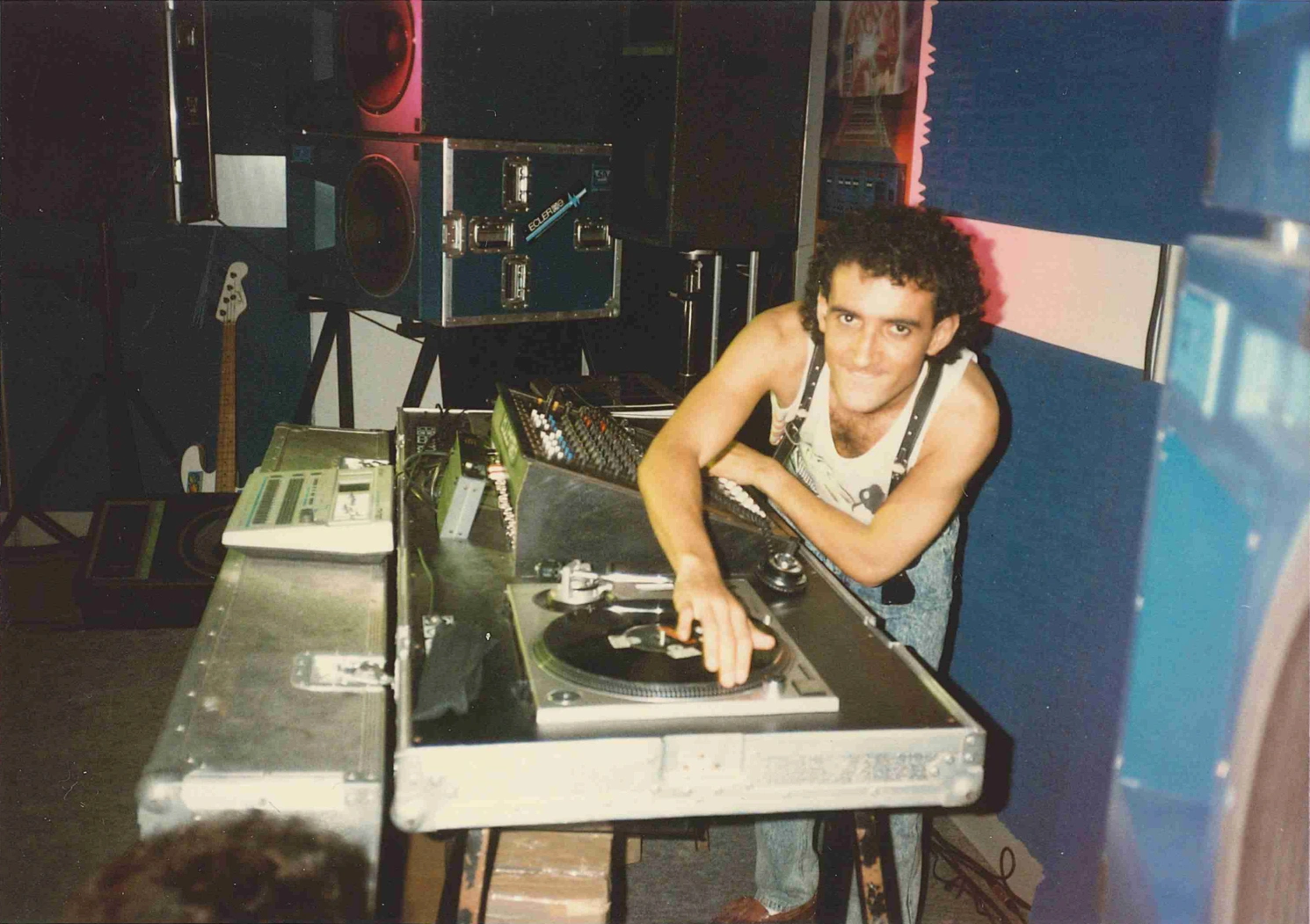 Ecler DJ y la historia de los mixers: así es el documental sobre la marca nacida en Barcelona 9 Ecler DJ y la historia de los mixers con Mike Platinas utilizando un mixer Ecler durante la era del megamix