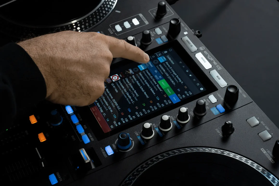 Engine DJ 5.0 y el paso definitivo hacia el DJ standalone sin portátil 3 Engine DJ 5.0 mostrando navegación musical y control stems desde pantalla táctil standalone