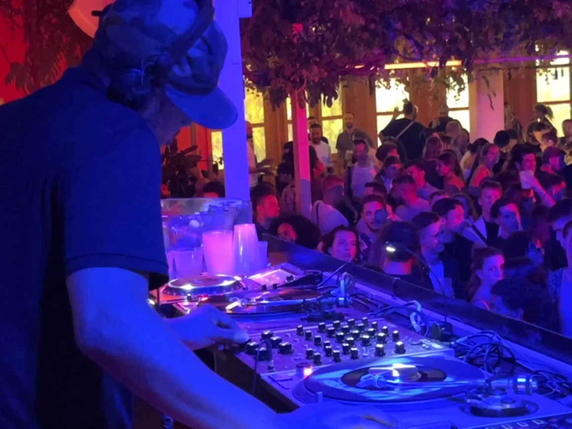 Sonido analógico DJ: por qué los mixers rotatorios y el vinilo vuelven a marcar tendencia 3 Sonido analógico DJ con Ge-ology mezclando en vinilo y rotary mixer durante una sesión en Terrazzza Barcelona