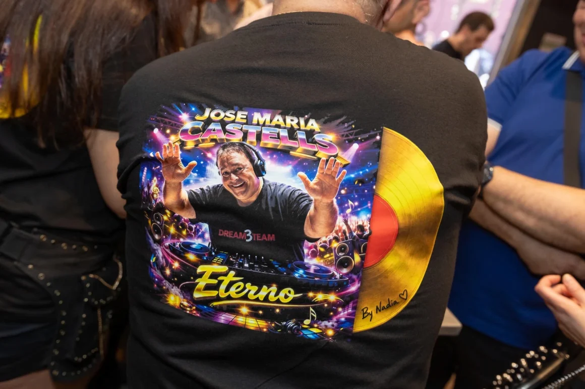 Josep Maria Castells homenaje en Badalona: Dream Team, emoción y memoria dance 4 Josep Maria Castells camiseta homenaje dedicada a Nadia Castells durante el homenaje celebrado en Sarau08911