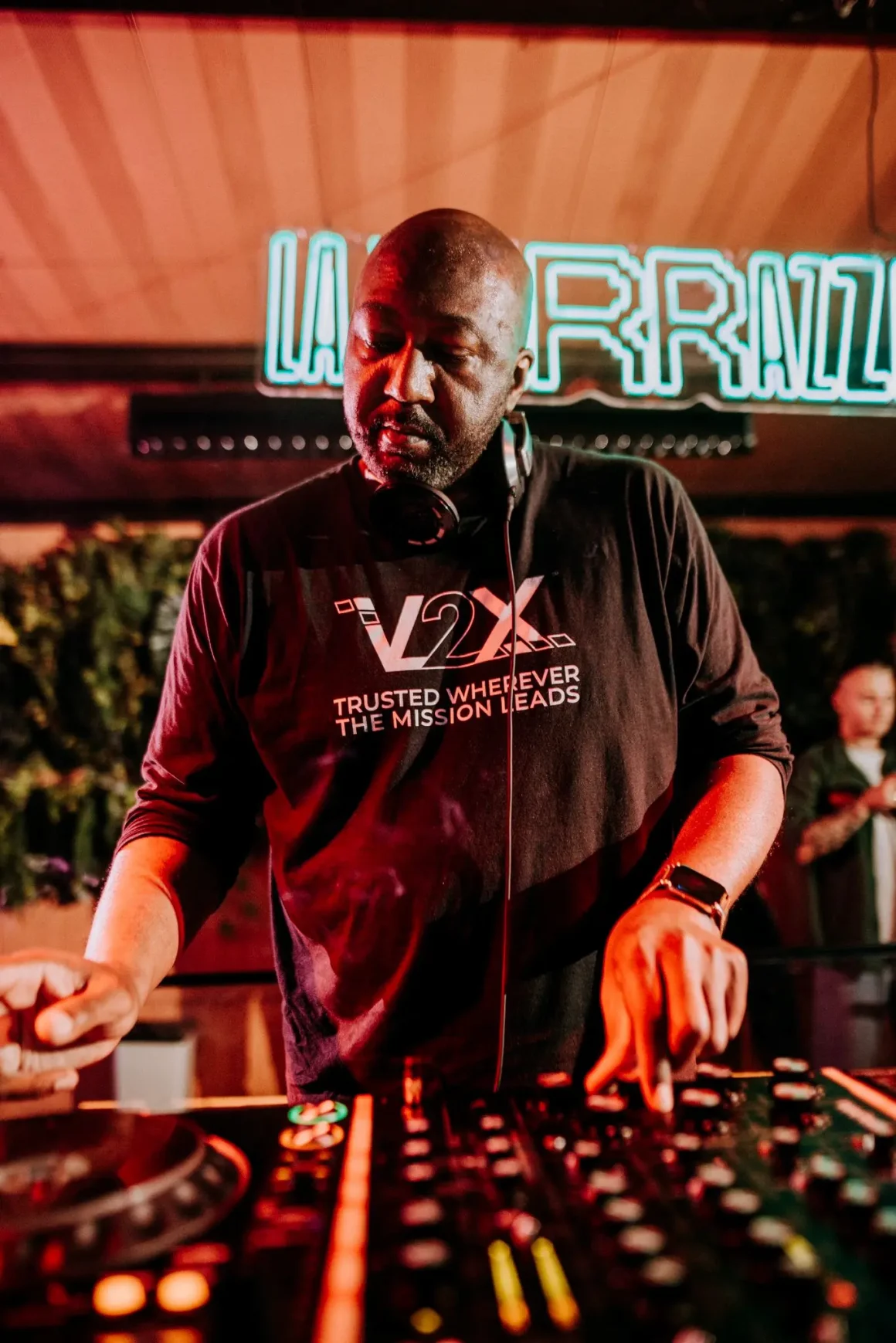 Sonido analógico DJ: por qué los mixers rotatorios y el vinilo vuelven a marcar tendencia 2 Sonido analógico DJ con Rick Wade pinchando en una sesión house usando rotary mixer Warm4 en Terrazzza Barcelona