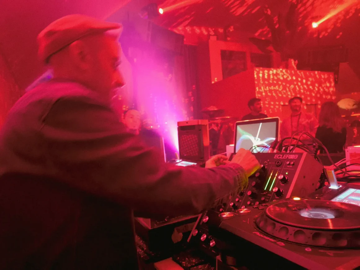 Sonido analógico DJ: por qué los mixers rotatorios y el vinilo vuelven a marcar tendencia 4 Sonido analógico DJ con mixer Ecler y setup híbrido Pioneer DJ durante una sesión electrónica underground en Berlín