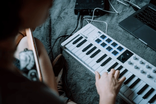Teclados MIDI de 37 teclas: ¿por qué cada vez más fabricantes apuestan por este formato? 2 teclados MIDI de 37 teclas utilizados para crear música desde un ordenador portátil