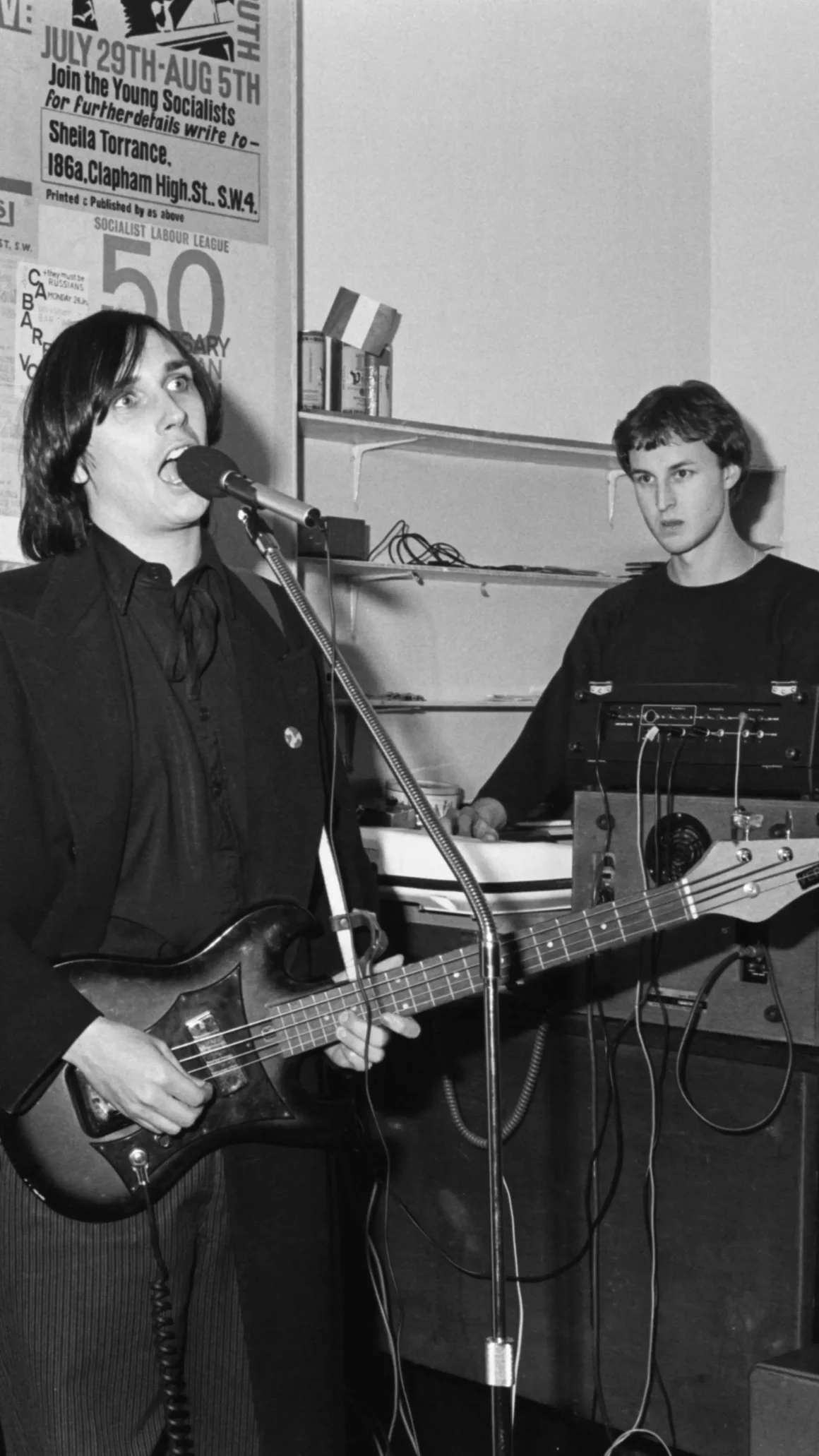 Imprescindibles Sónar 2026: 14 claves de una edición que quiere ser más Sónar que nunca 5 Imprescindibles Sónar 2026 Cabaret Voltaire durante una actuación histórica de la banda pionera de la música industrial y experimental