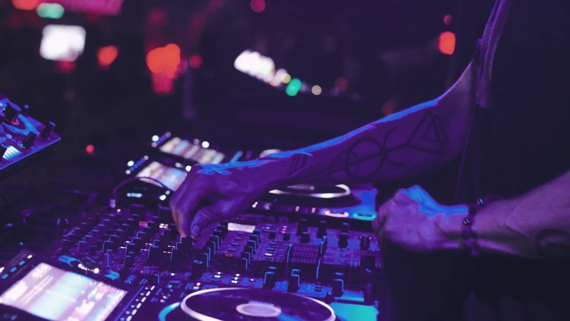 Ranking de las canciones más pinchadas en clubes: KUVO revela los temas, artistas y sellos más populares en las pistas británicas 2 Ranking de las canciones más pinchadas en clubes y DJ mezclando música en una cabina profesional