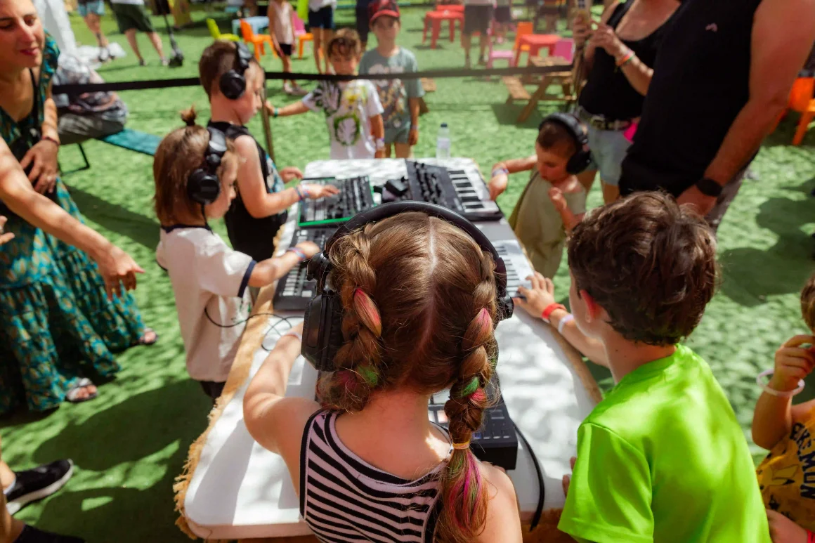 Festivales de música electrónica en España 2026: tras Sónar, así queda el mapa del verano 2 Festivales de música electrónica en España 2026 actividad de producción musical infantil en Sónar Kids Barcelona