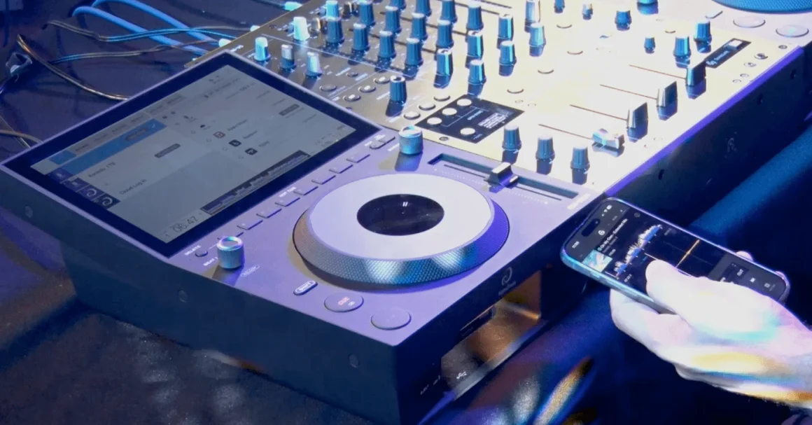 AlphaTheta CDJ-1500X: así es el nuevo reproductor DJ que incorpora CoBeat y funciones heredadas del CDJ-3000X 4 AlphaTheta CDJ-1500X conectado al ecosistema CloudDirectPlay, mostrando la integración con smartphone y funciones avanzadas de reproducción desde la nube.