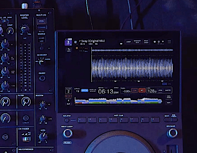 AlphaTheta CDJ-1500X: así es el nuevo reproductor DJ que incorpora CoBeat y funciones heredadas del CDJ-3000X 3 Pantalla del AlphaTheta CDJ-1500X mostrando una forma de onda ampliada de alta resolución para facilitar la mezcla.