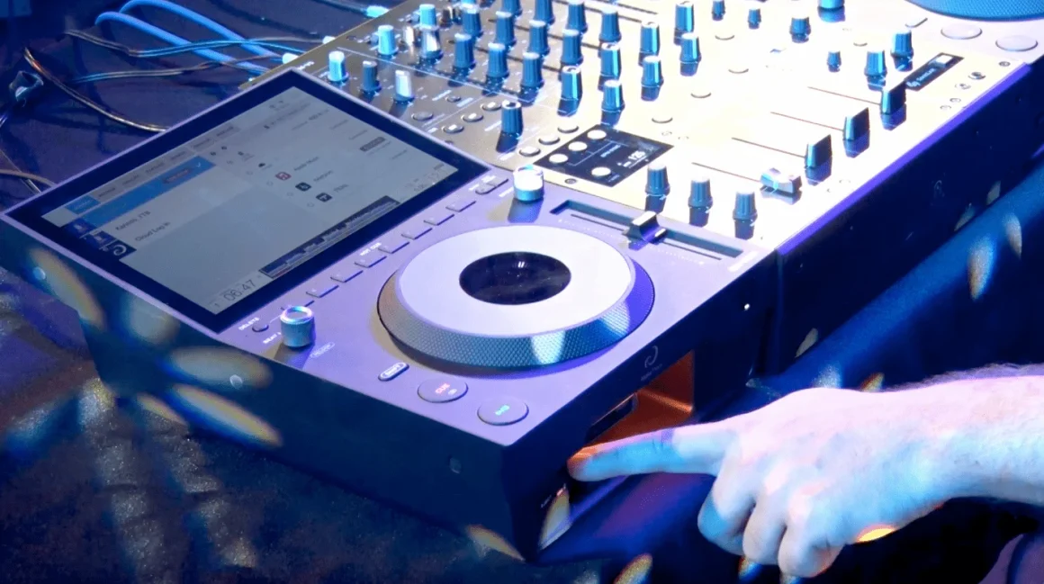 AlphaTheta CDJ-1500X: así es el nuevo reproductor DJ que incorpora CoBeat y funciones heredadas del CDJ-3000X 5 AlphaTheta CDJ-1500X mostrando el puerto USB frontal y el diseño heredado de la gama profesional de reproductores DJ.