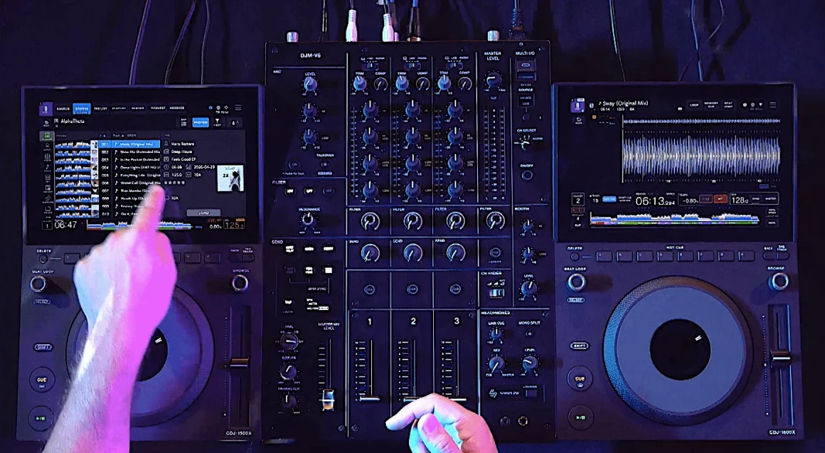 AlphaTheta CDJ-1500X: así es el nuevo reproductor DJ que incorpora CoBeat y funciones heredadas del CDJ-3000X 7 AlphaTheta CDJ-1500X conectado a un DJM-V10 durante nuestra review