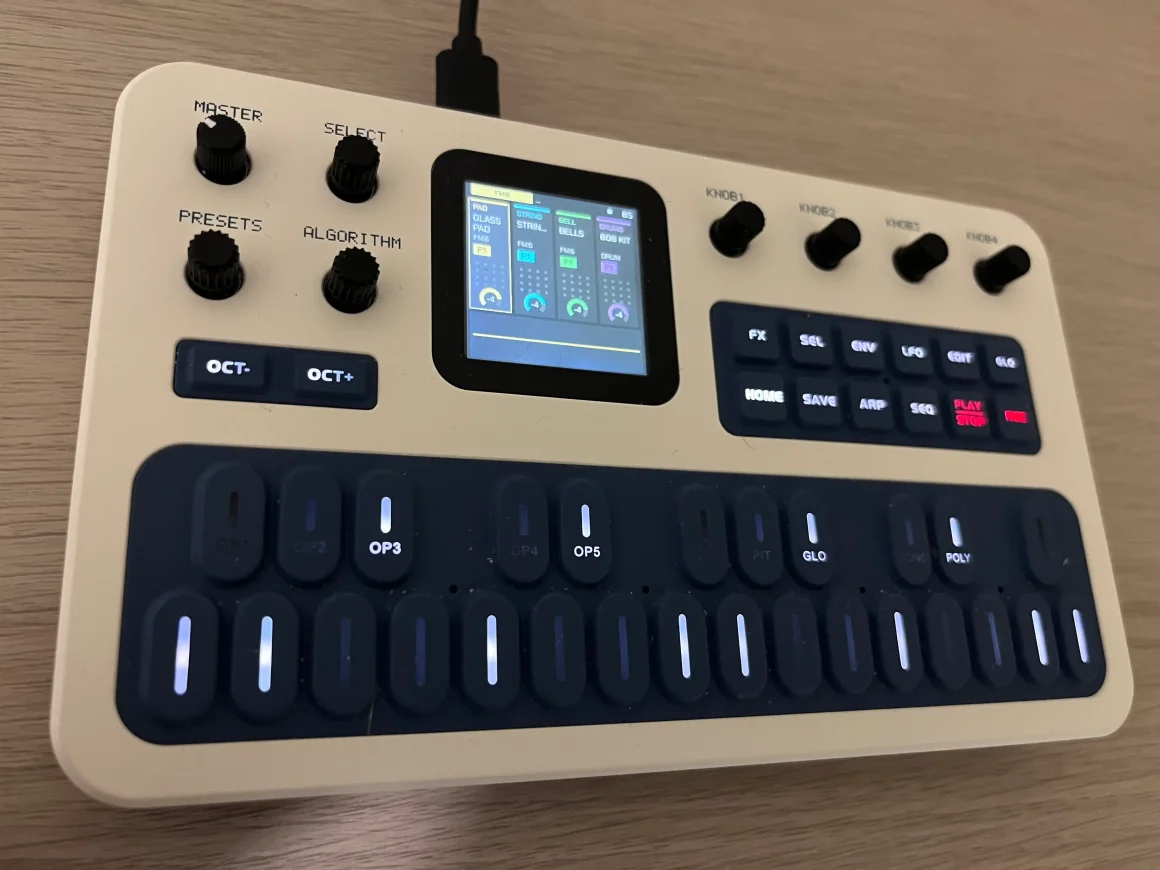 M-VAVE FM-1: el sintetizador de bolsillo que se transforma con más de 170 proyectos de firmware 4 M-VAVE FM-1 con pantalla a color mostrando cuatro partes sonoras y sus controles individuales.