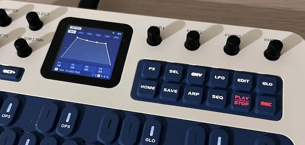 M-VAVE FM-1: el sintetizador de bolsillo que se transforma con más de 170 proyectos de firmware 2 Detalle del M-VAVE FM-1 con pantalla a color mostrando la envolvente de sonido y controles de síntesis FM.