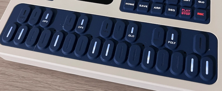 M-VAVE FM-1: el sintetizador de bolsillo que se transforma con más de 170 proyectos de firmware 3 Detalle del teclado de silicona del sintetizador M-VAVE FM-1 con controles de operadores y modos de interpretación.